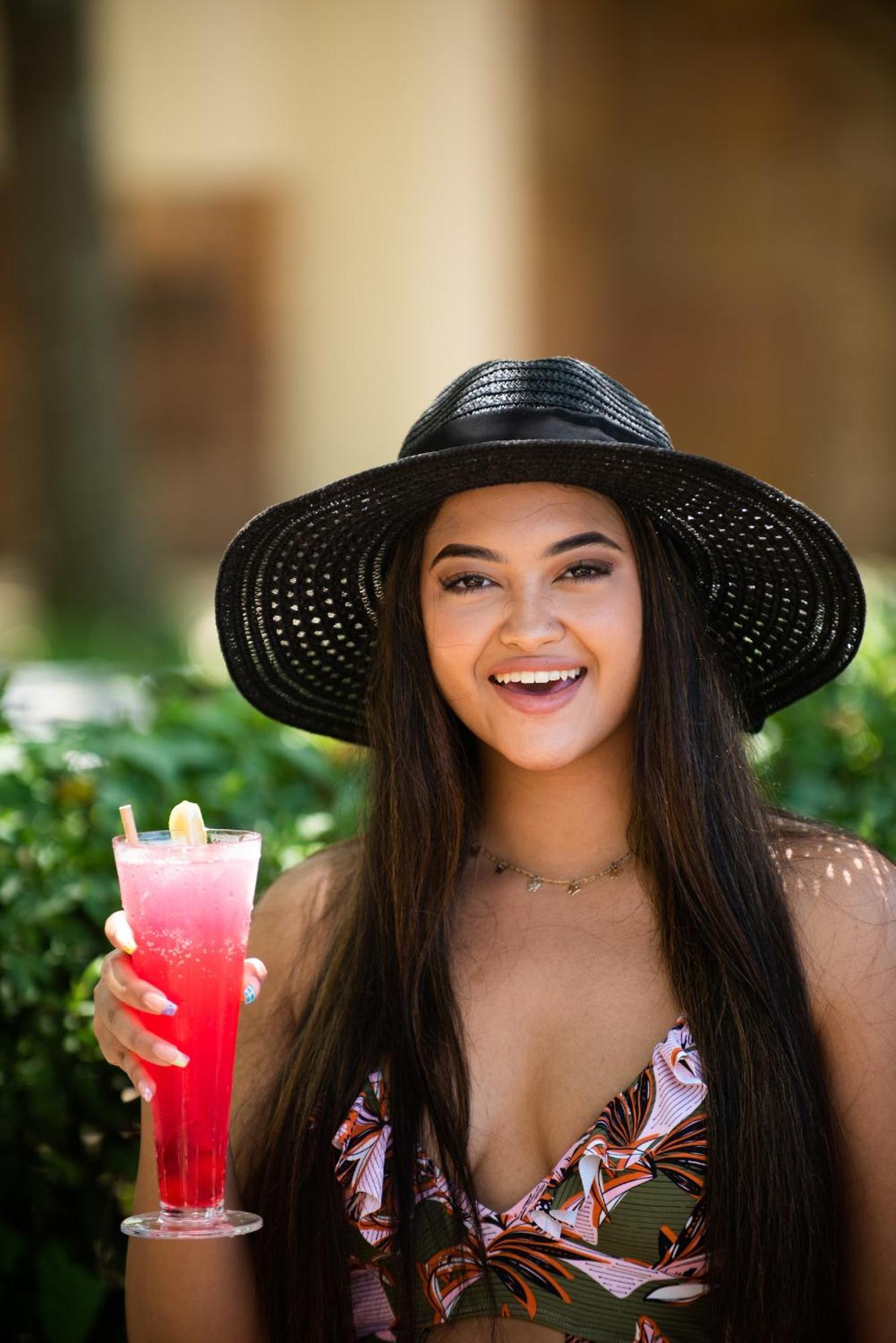 Hotel The Capital Zimbali Ballito Exteriér fotografie A woman wearing a sun hat