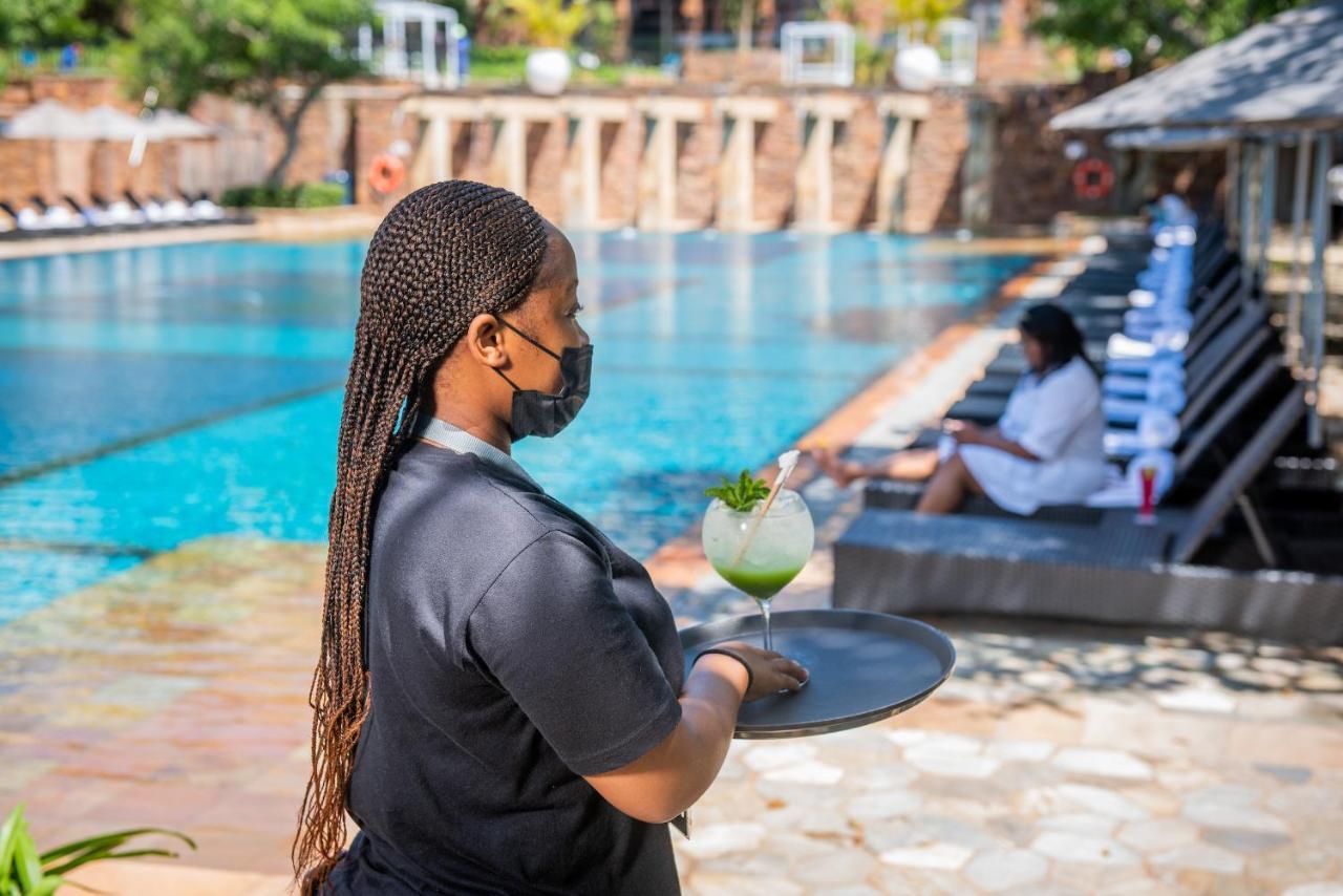 Hotel The Capital Zimbali Ballito Exteriér fotografie A waitress wearing a face mask at a hotel in Kigali, Rwanda
