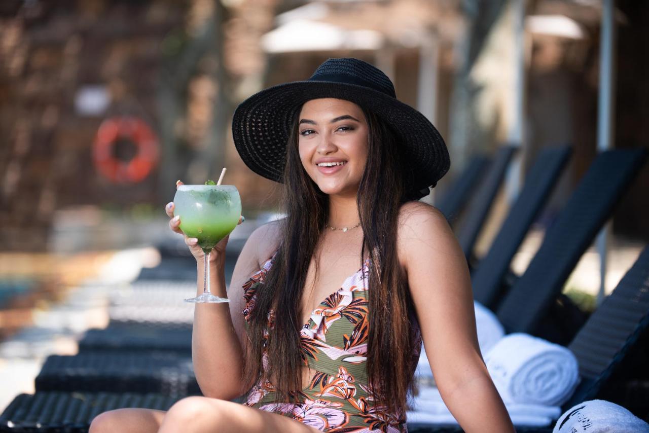 Hotel The Capital Zimbali Ballito Exteriér fotografie A woman wearing a sun hat