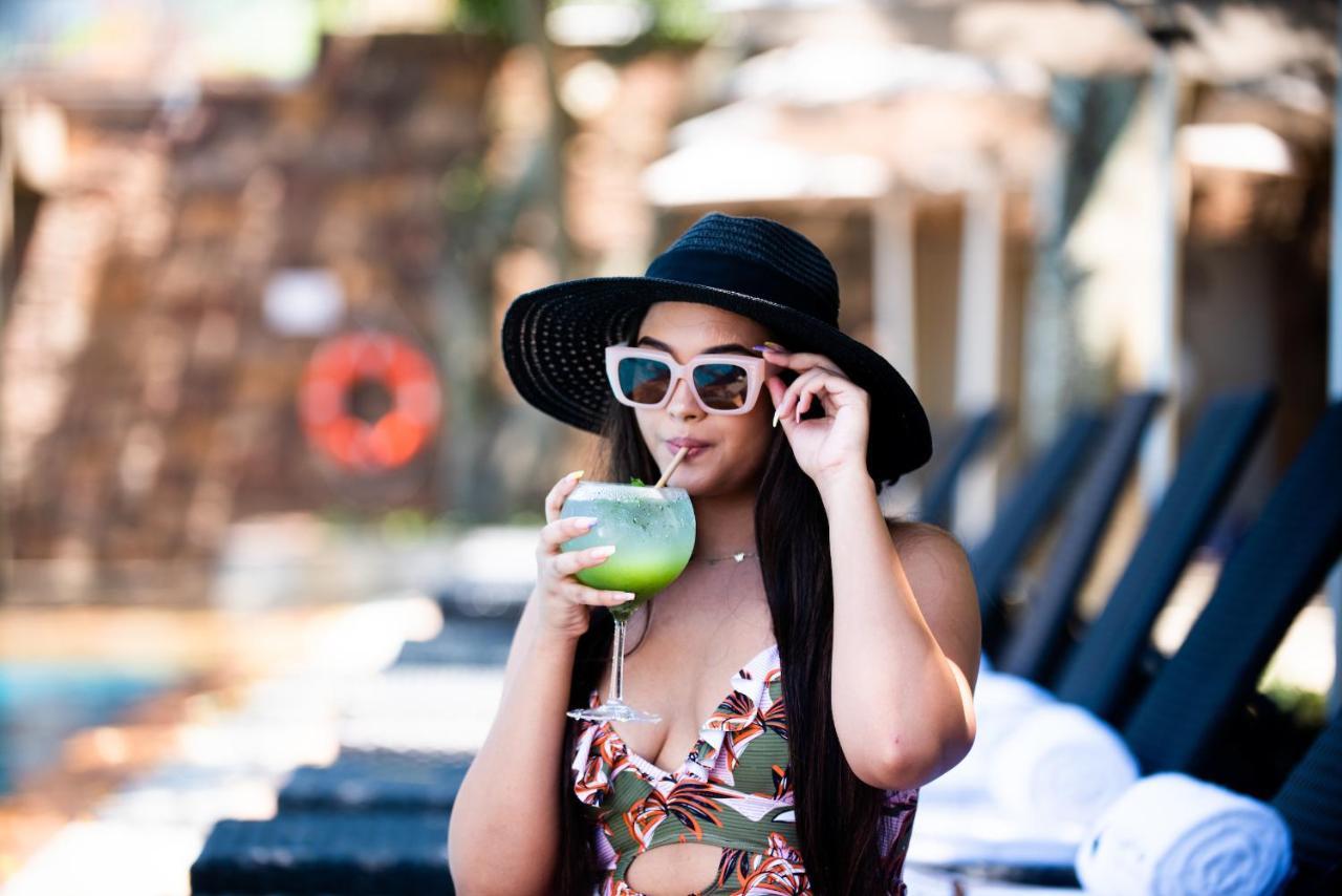 Hotel The Capital Zimbali Ballito Exteriér fotografie A woman wearing a hat