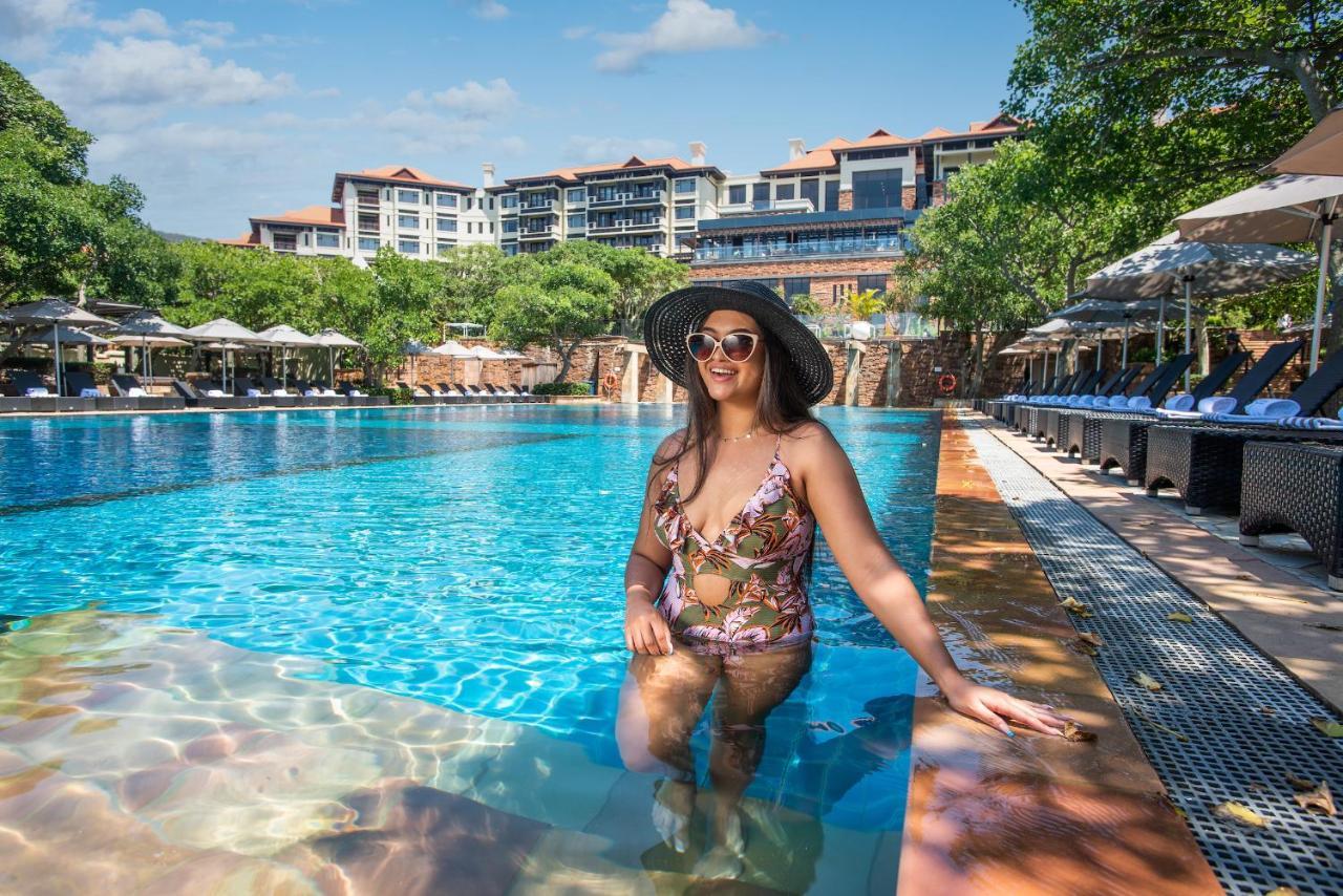 Hotel The Capital Zimbali Ballito Exteriér fotografie A woman wearing a sun hat