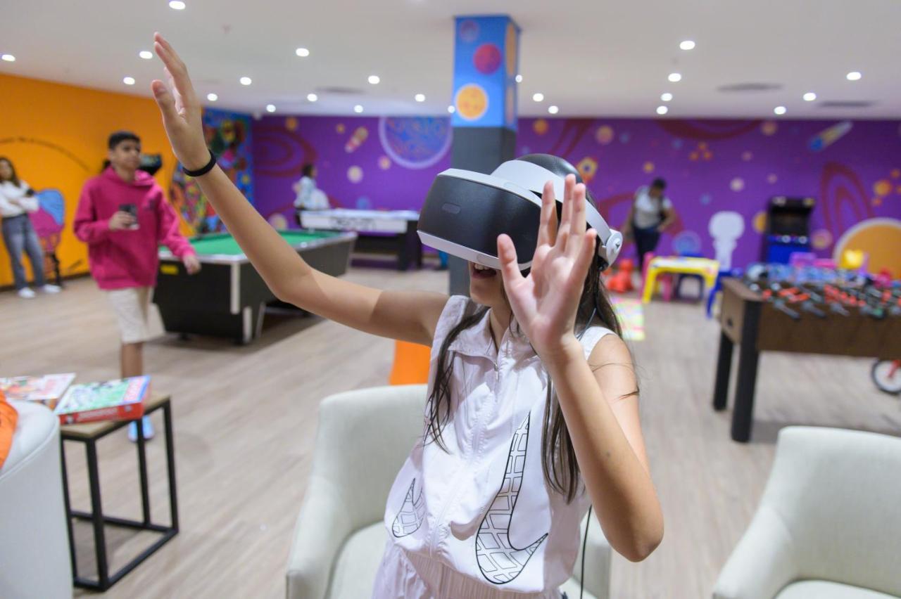 Hotel The Capital Zimbali Ballito Exteriér fotografie A child using a PlayStation VR headset