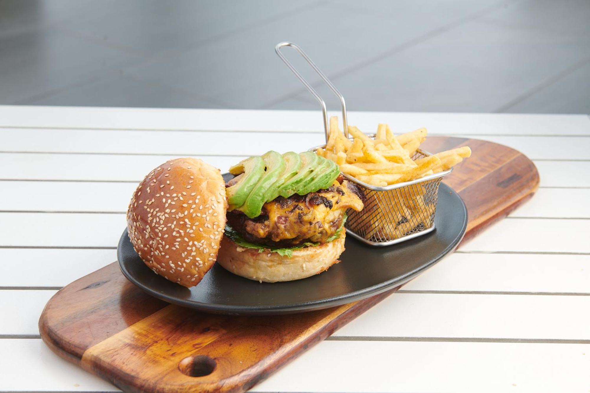 Hotel The Capital Zimbali Ballito Exteriér fotografie A vegan burger with avocado and chips