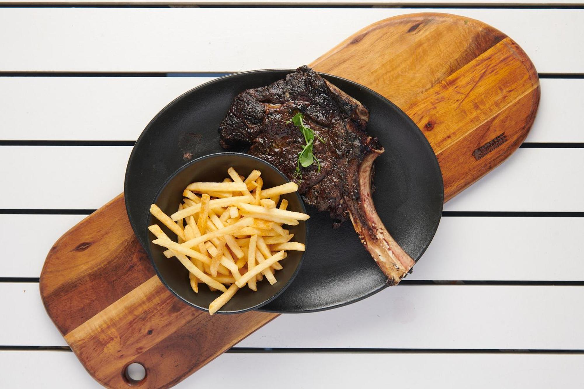 Hotel The Capital Zimbali Ballito Exteriér fotografie A steak and chips meal