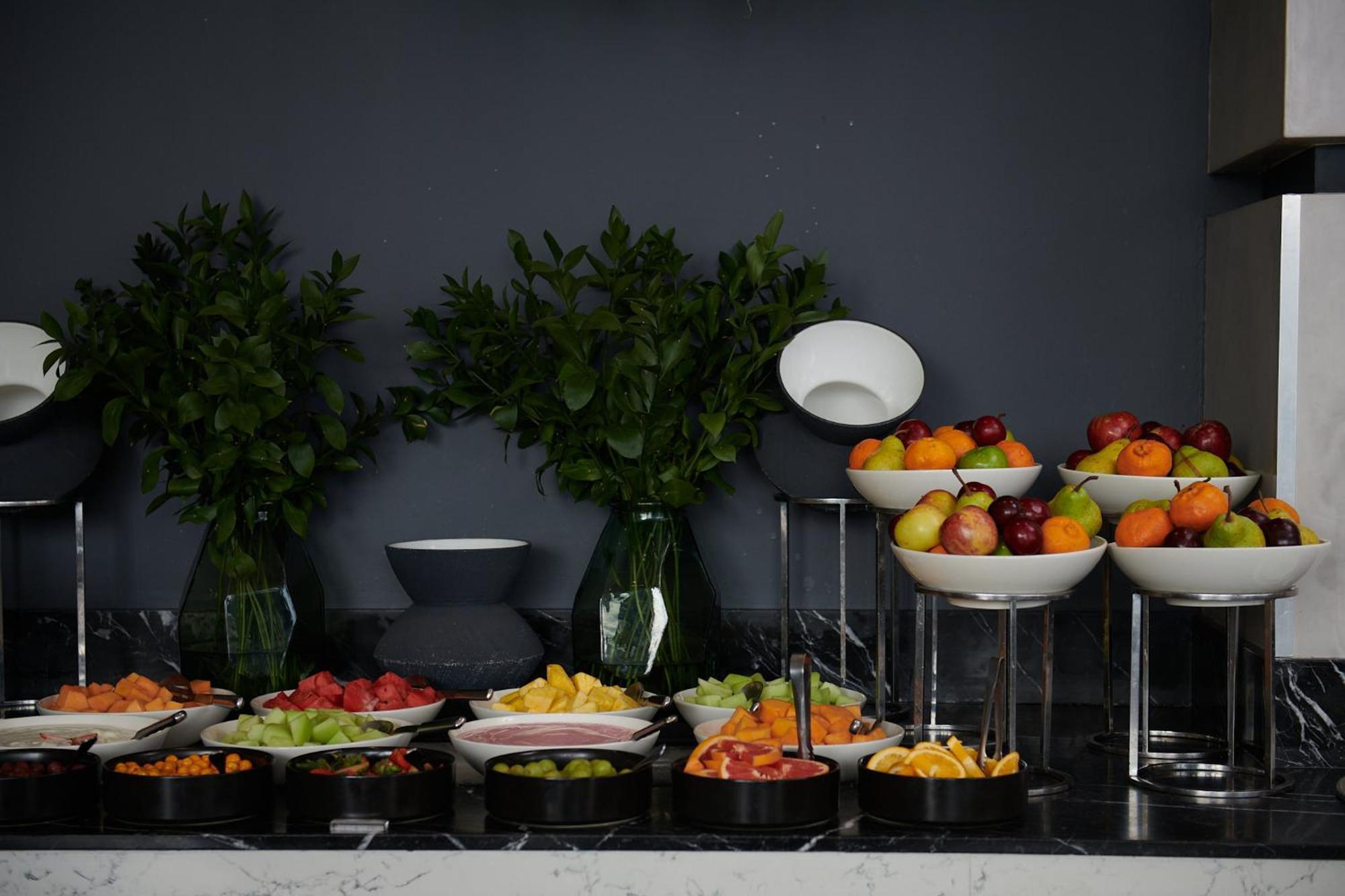Hotel The Capital Zimbali Ballito Exteriér fotografie A fruit salad buffet