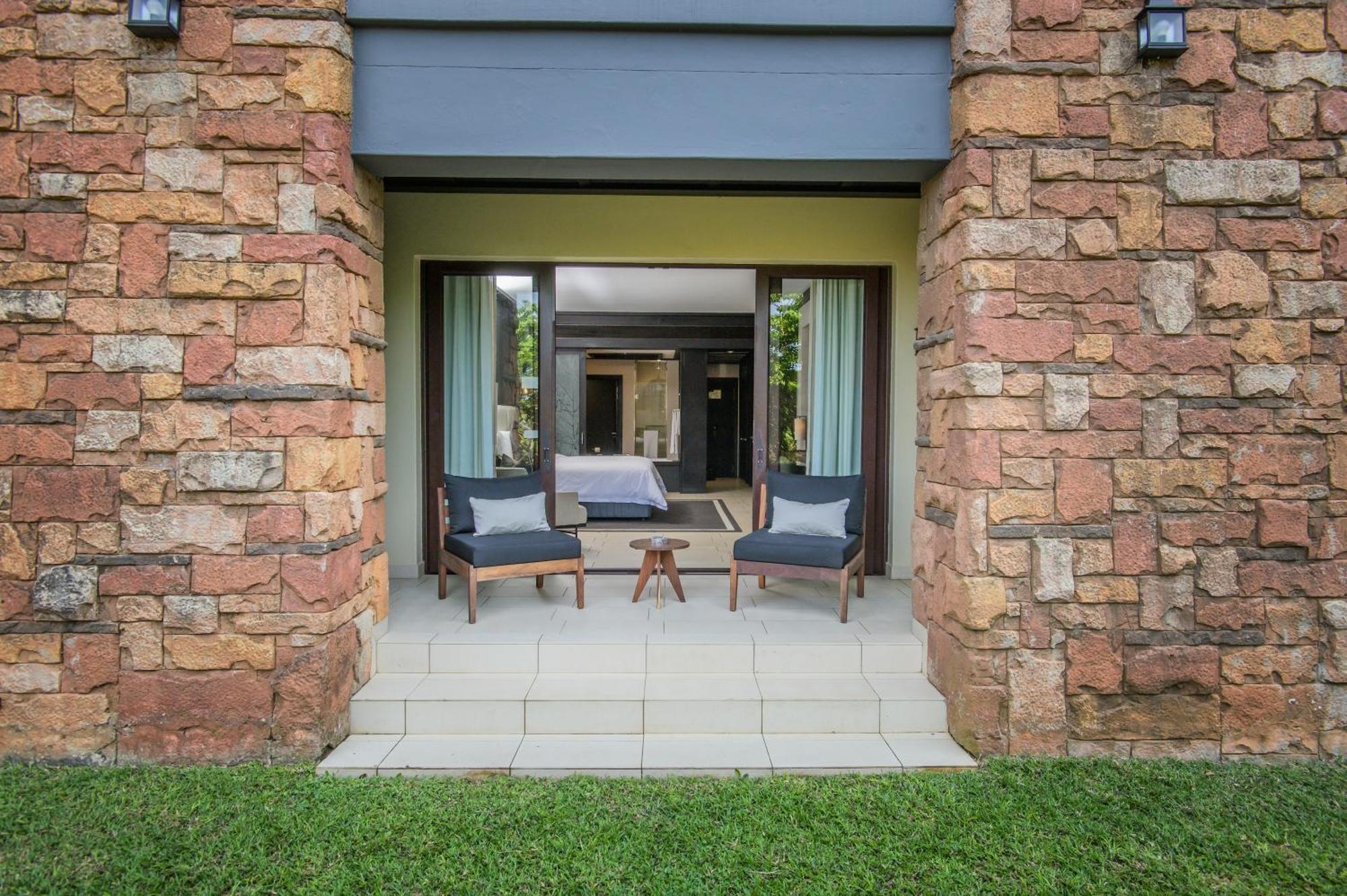 Hotel The Capital Zimbali Ballito Pokoj fotografie A view of a guest room at the Oyster Box