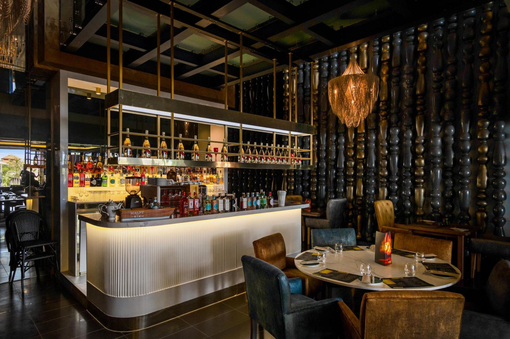 Hotel The Capital Zimbali Ballito Exteriér fotografie The bar at the restaurant